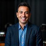 Retrato de Juan Pérez, fundador e ingeniero jefe de Yara Peak, sonriendo en un estudio de grabación.